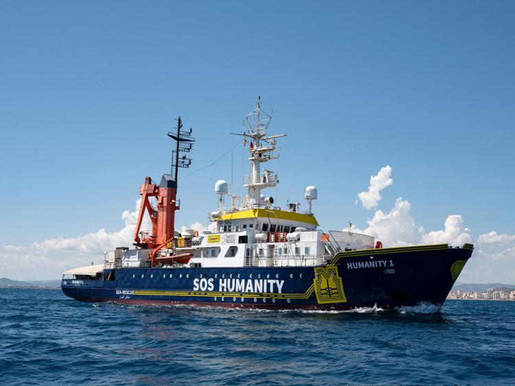 Migranti, Humanity 1 al largo di Catania: a breve ispezione per decidere chi può sbarcare