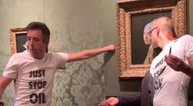 Imbrattarono “La ragazza con l’orecchino di perla”: condannati a 2 mesi di prigione