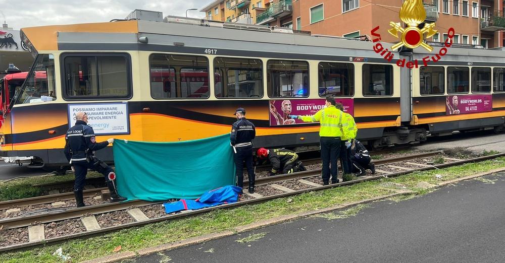 Come morire andando a scuola in bici: aveva solo 14 anni la vittima del tram a Milano