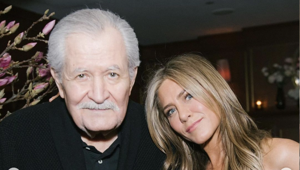 “Addio dolce papà”: il commovente messaggio di Jennifer Aniston per il padre morto