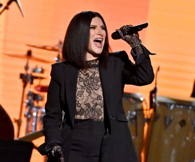 Hamburger e telefonata a mamma, così Laura Pausini chiude la “Notte dei Latin Grammy”