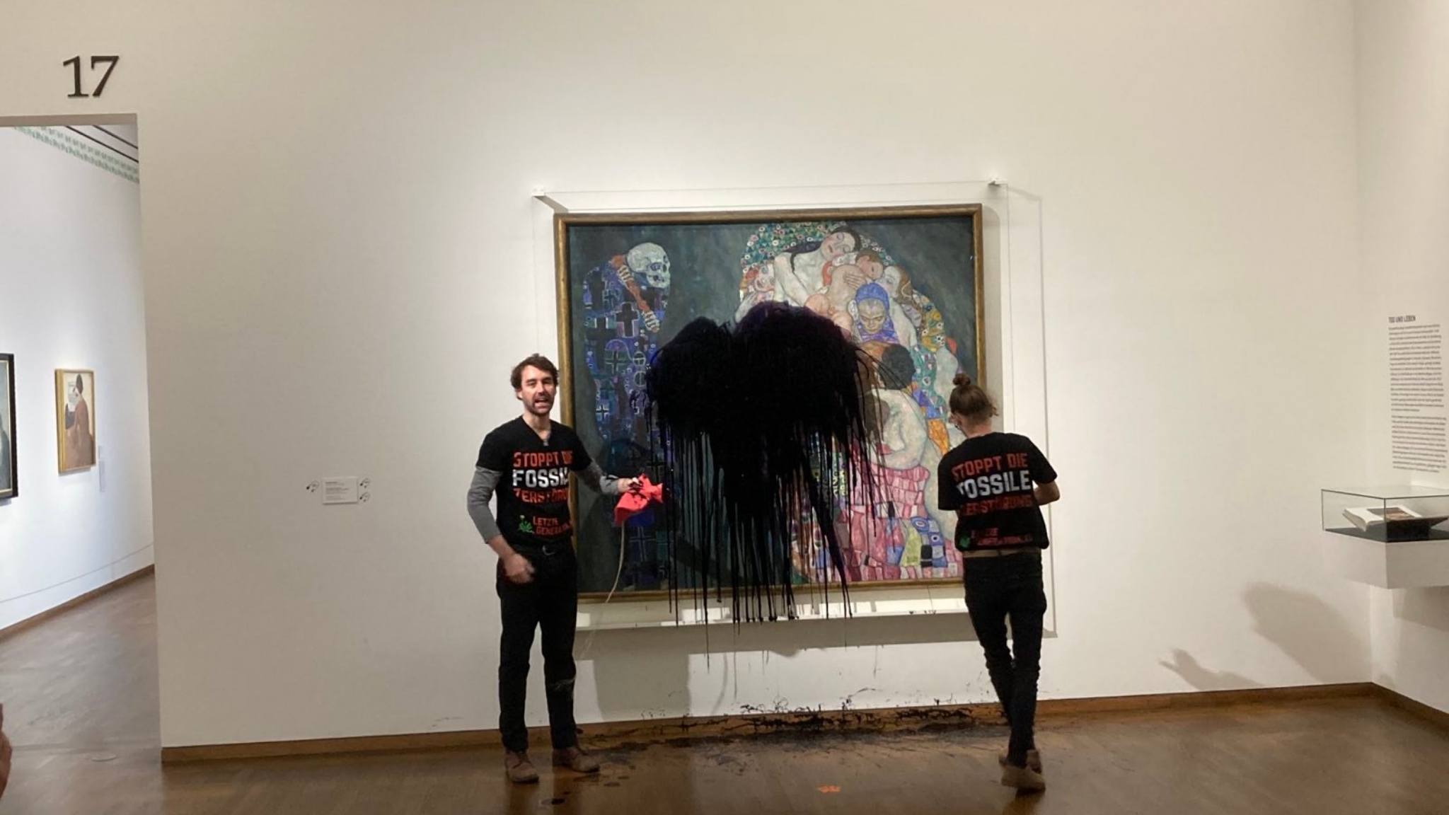 Clima: Vienna, attivisti lanciano liquido nero su quadro Klimt
