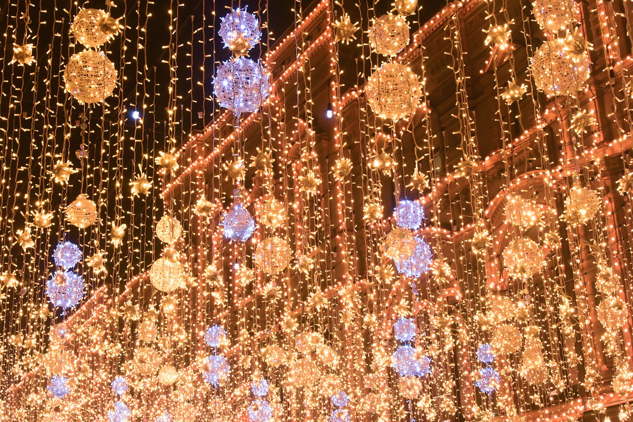 Palermo, raid in due negozi: rubati dalle vetrine addobbi natalizi