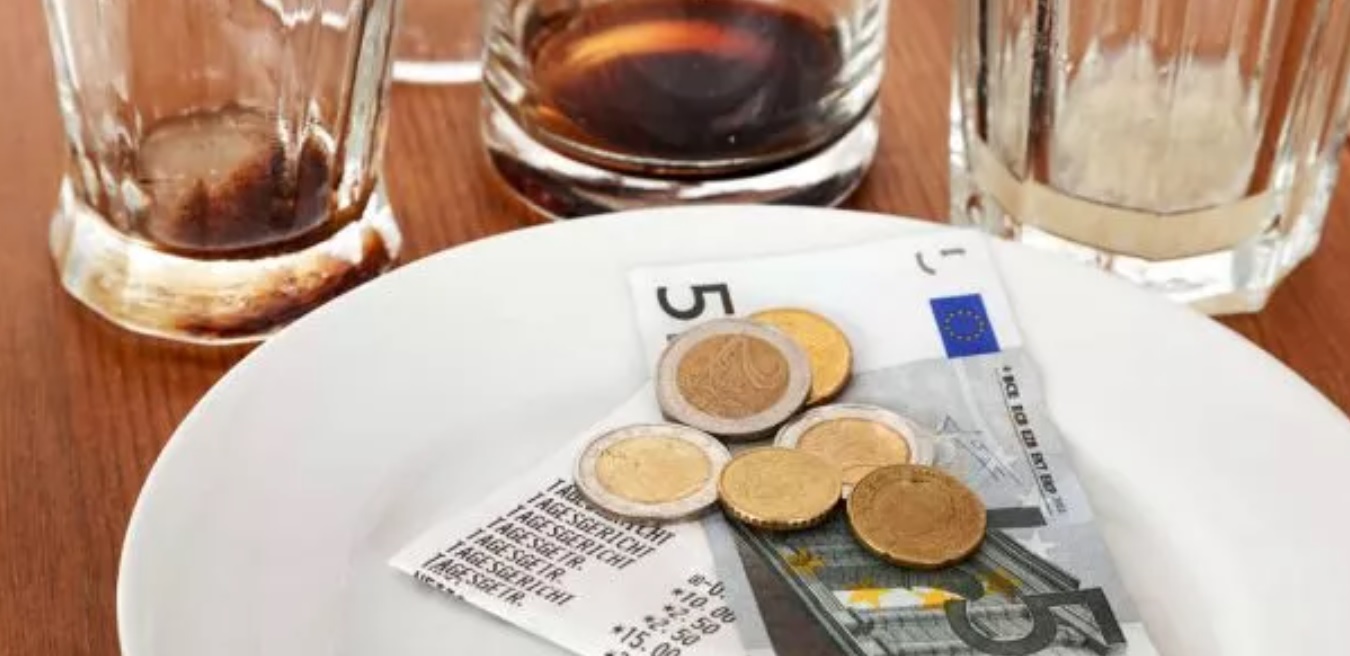 Manovra, giù le tasse sulle mance: ecco cosa cambierà per camerieri e baristi