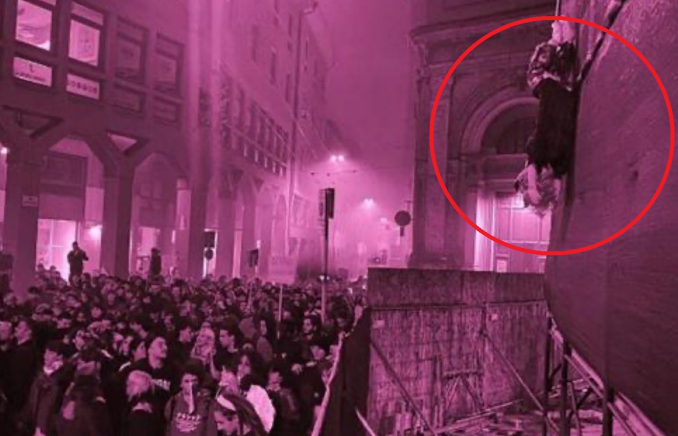Meloni a testa in giù a Bologna: il manichino “appeso” durante una manifestazione