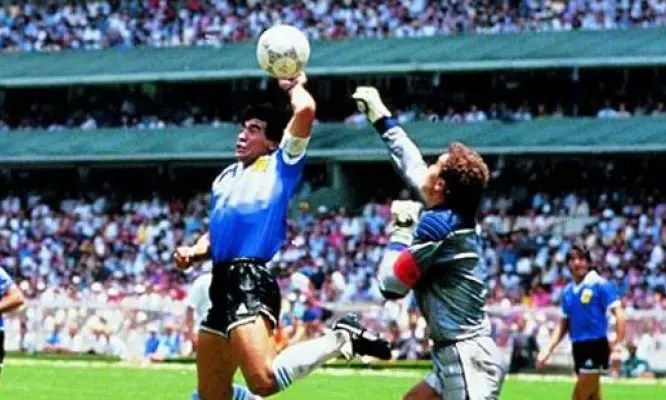 Asta record per il pallone della “mano di Dio” di Maradona: venduto per 2,4 milioni di euro