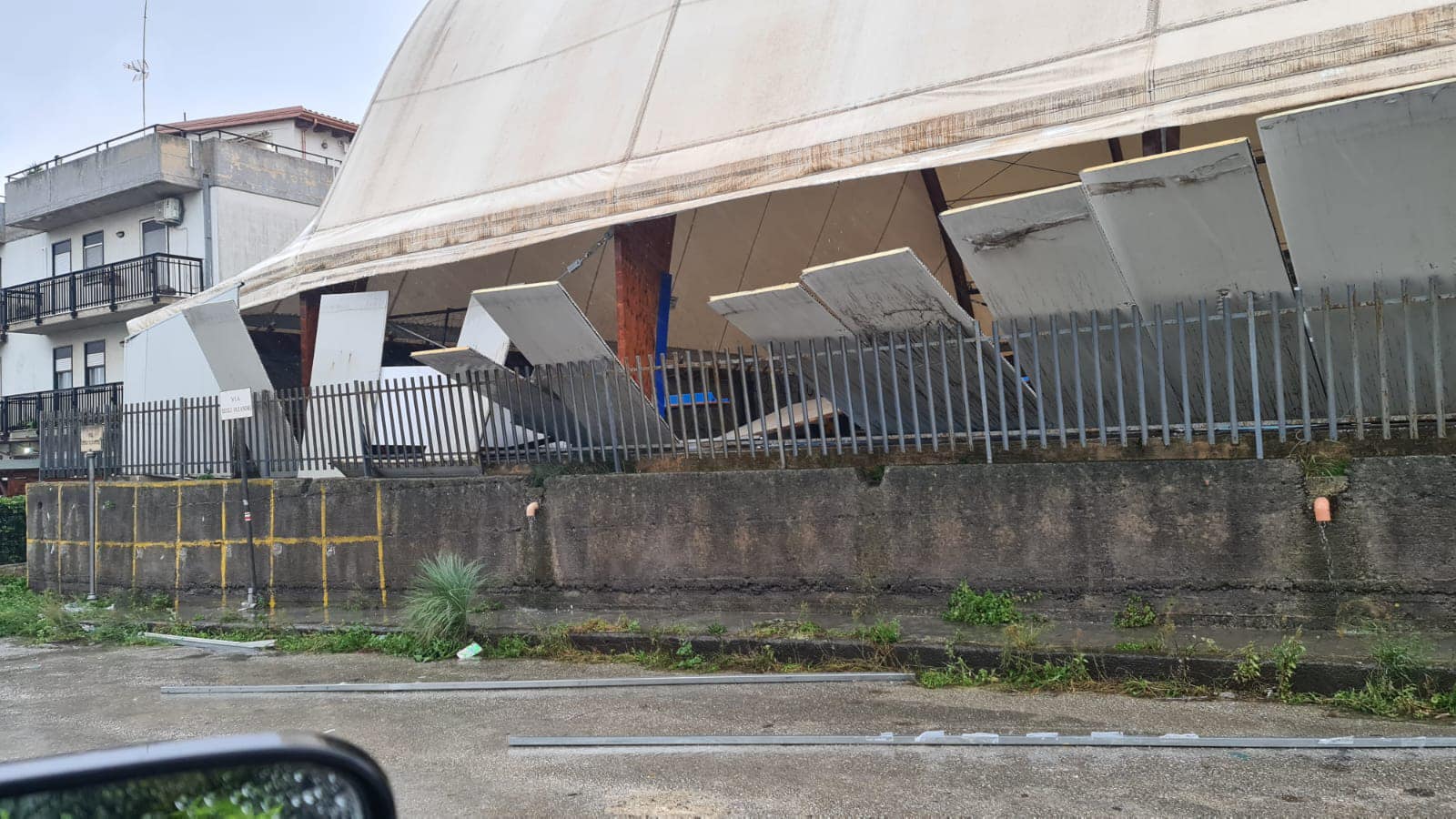 Maltempo in Sicilia: mare in tempesta e danni da Catania a Siracusa, isolate le Eolie