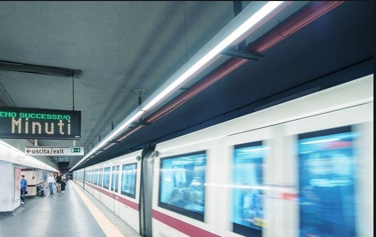 Sale sulla metro, ma c’è dell’acido sul sedile: donna finisce ustionata