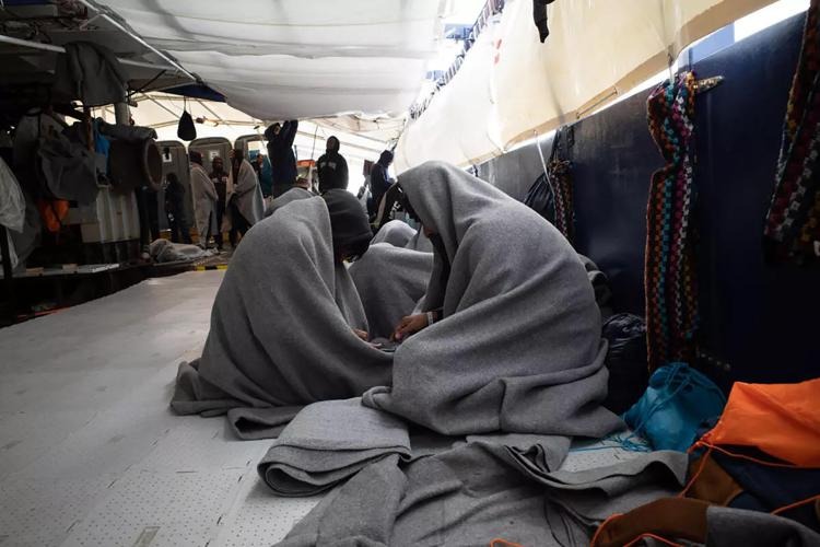 Migranti, niente sbarco a Catania per i non fragili: è polemica contro il Governo