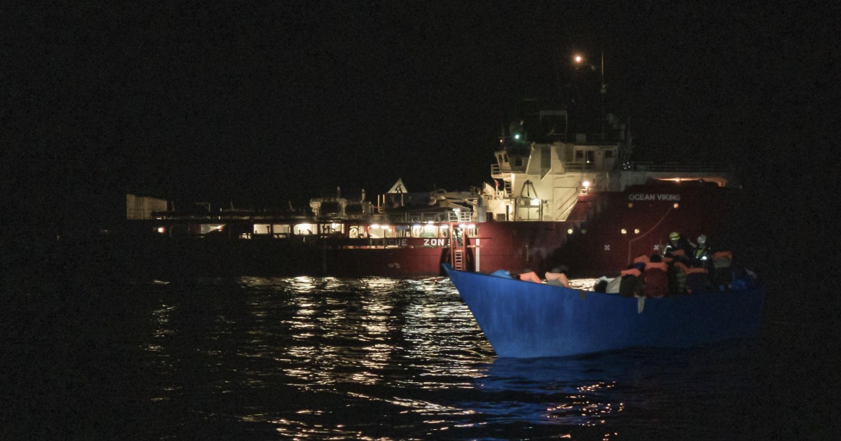 Sale la tensione su Ocean Viking, migranti minacciano di buttarsi in mare