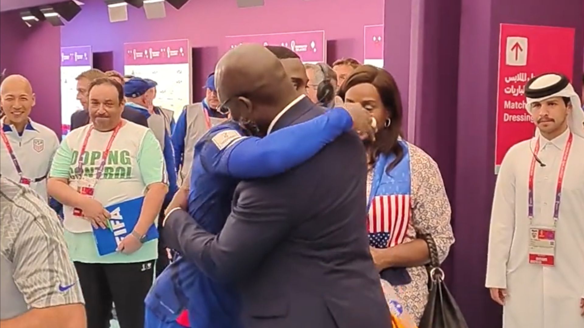 Qatar 2022, l’abbraccio tra George Weah e il figlio Timothy emoziona il mondo