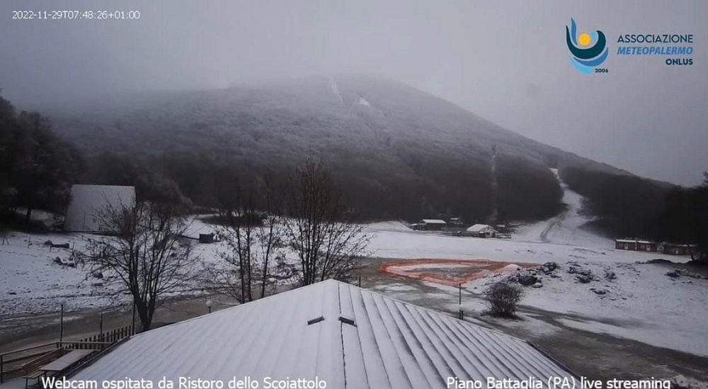 A Piano Battaglia arriva la neve: il bosco si tinge di bianco
