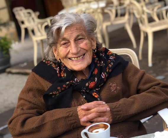 “Nonna Giovanna” trovata carbonizzata nel camino, muore a 91 anni star di TikTok
