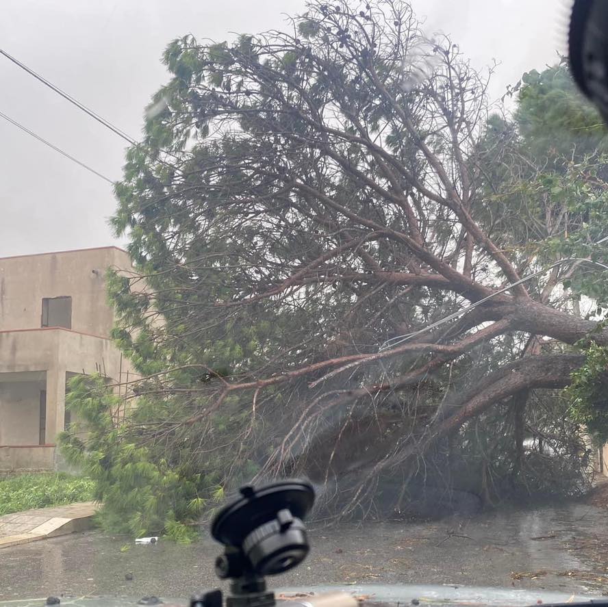 Maltempo in Sicilia: mare in tempesta e danni da Catania a Siracusa, isolate le Eolie
