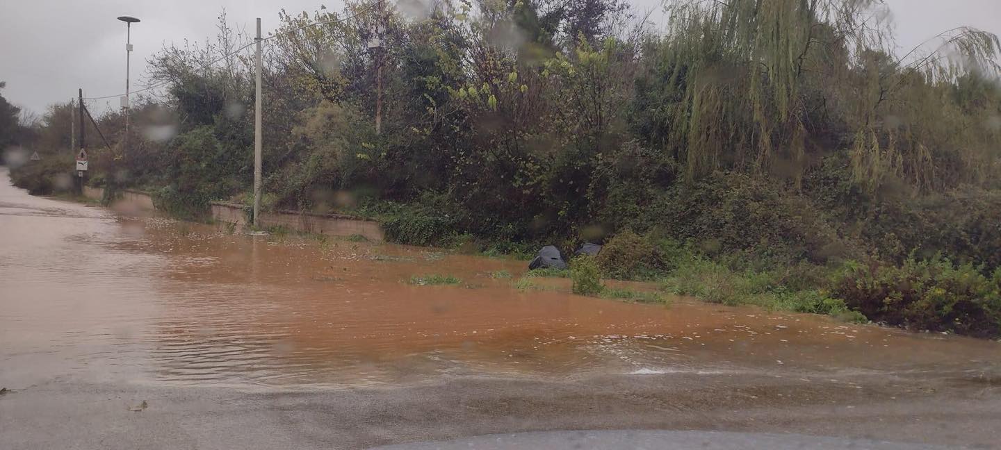 Maltempo in Sicilia: mare in tempesta e danni da Catania a Siracusa, isolate le Eolie