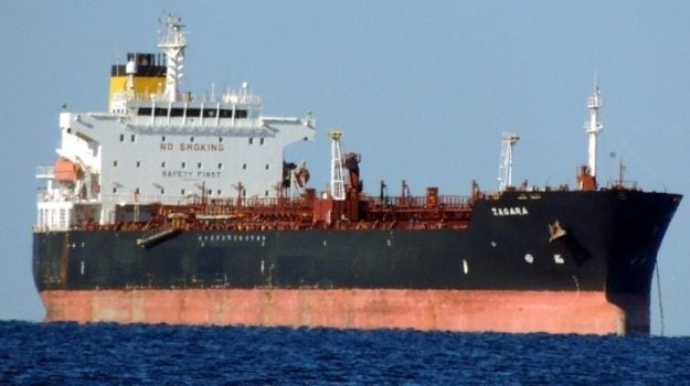 Petroliera con 59 migranti a bordo al porto di Augusta, ci sono due cadaveri