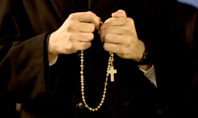 Prete si confessa nella chat dei fedeli: “Sono stato violentato in seminario”