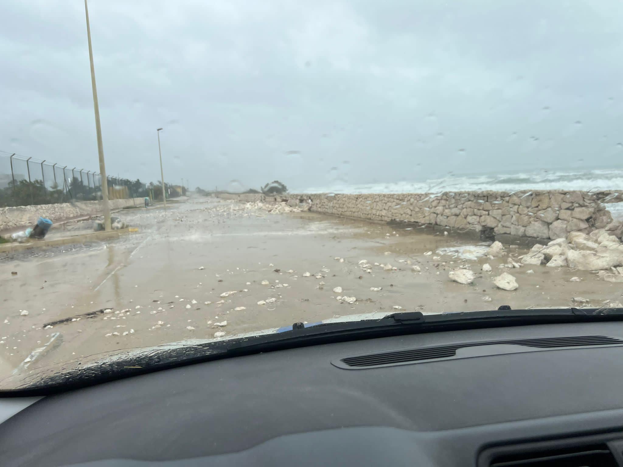 Maltempo in Sicilia: mare in tempesta e danni da Catania a Siracusa, isolate le Eolie
