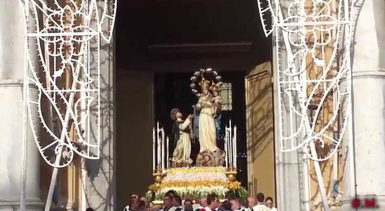 Camorra, inchino della Santa davanti alla casa del boss: 25 del clan Sangermano arrestati