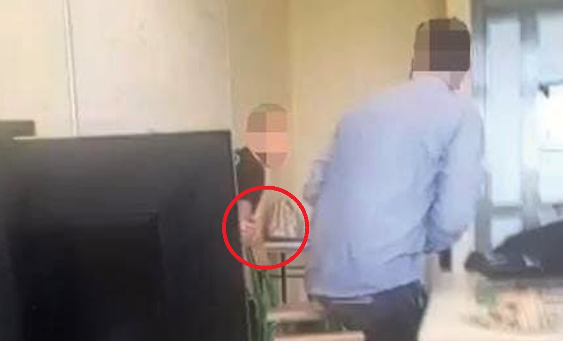 Studente lo prende in giro, il prof lo colpisce con un pugno: il Video