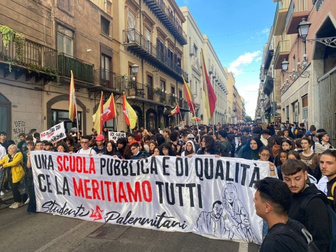 Scuola, giovani in piazza in 40 città. Migliaia a Palermo: “Ora decidiamo noi”