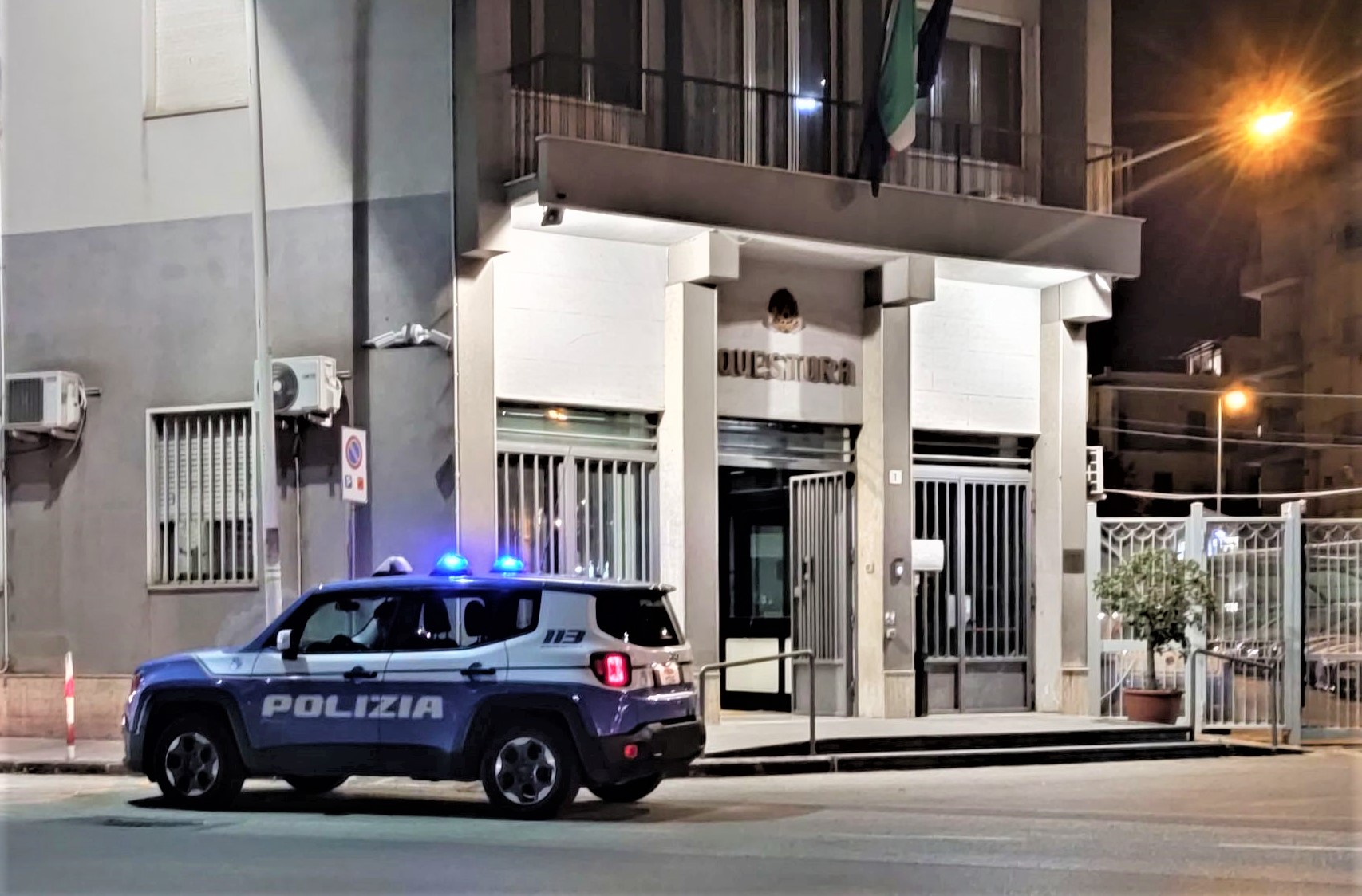 Non sa come tornare a casa e ruba una sedia a rotelle: giovane denunciato a Caltanissetta