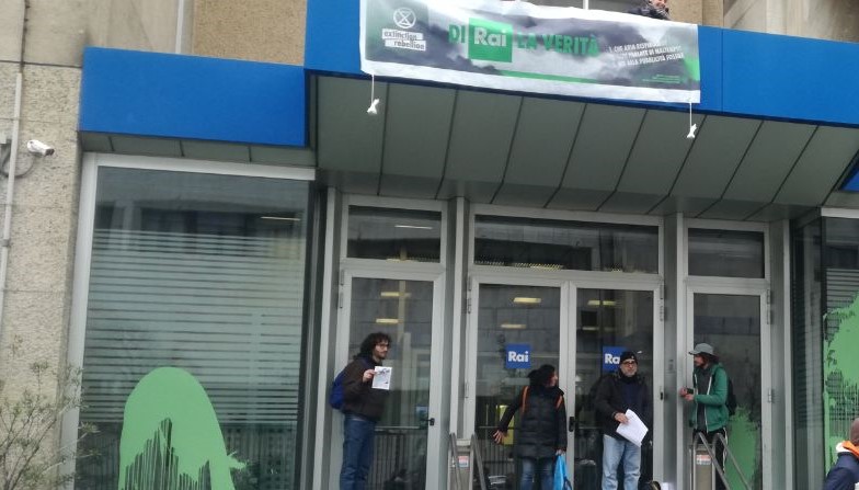 Attivisti clima imbrattano sede Rai, 20 identificati e 14 denunciati