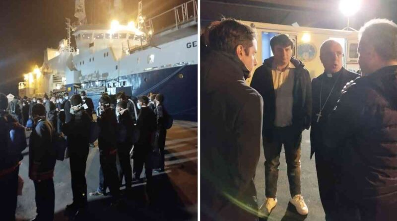 Catania, lo sbarco dei migranti e il commento di Mons. Renna: “Gioia e soddisfazione”