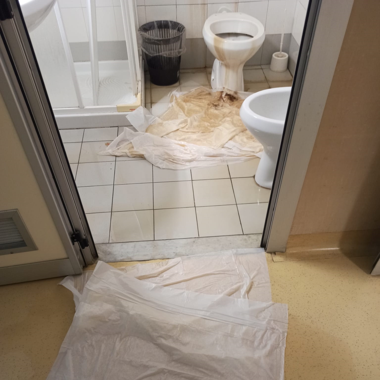 Catania, piove dentro il Policlinico: secchi in corsia e pazienti trasferiti