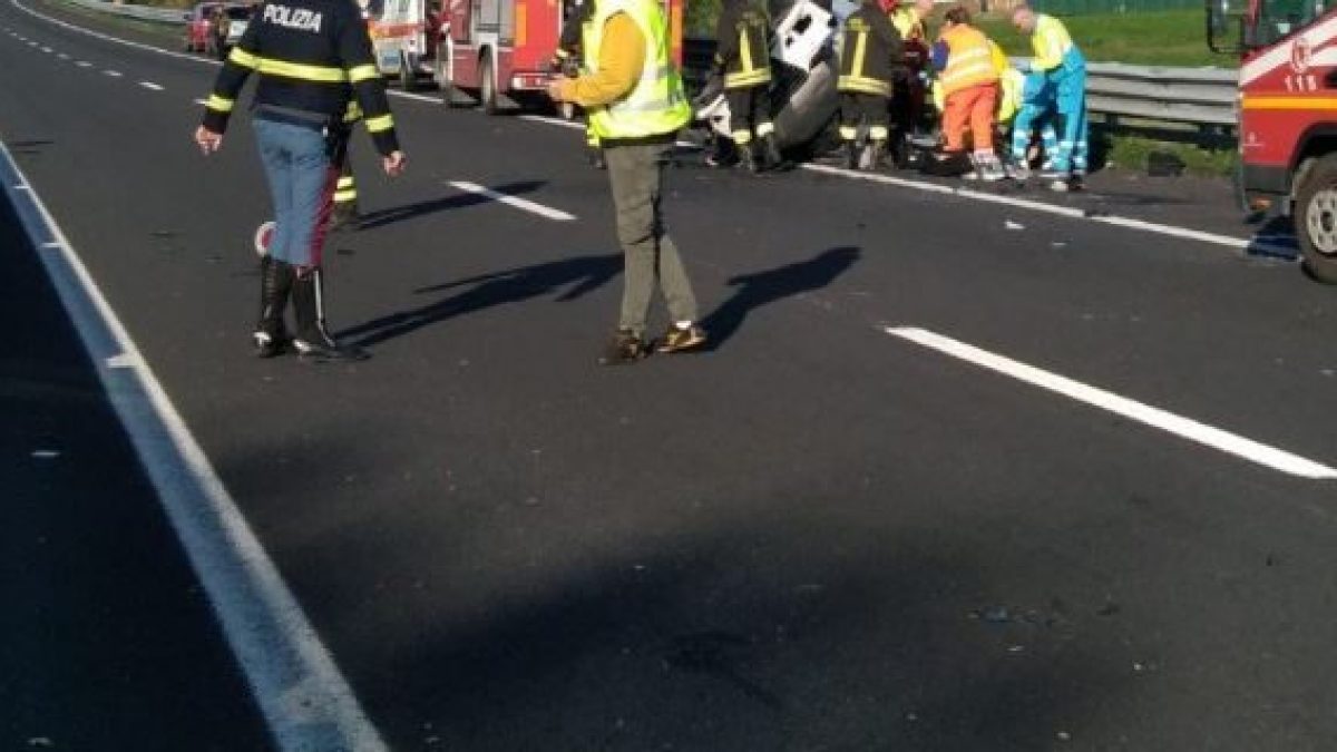 Scende dall’auto lungo la Statale e viene travolto e ucciso davanti al figlio