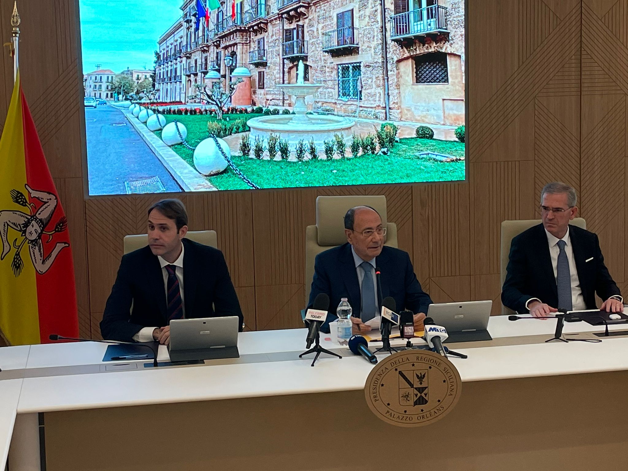 Schifani presenta la giunta e gela Miccichè: “Ciascuno si assuma le proprie responsabilità”