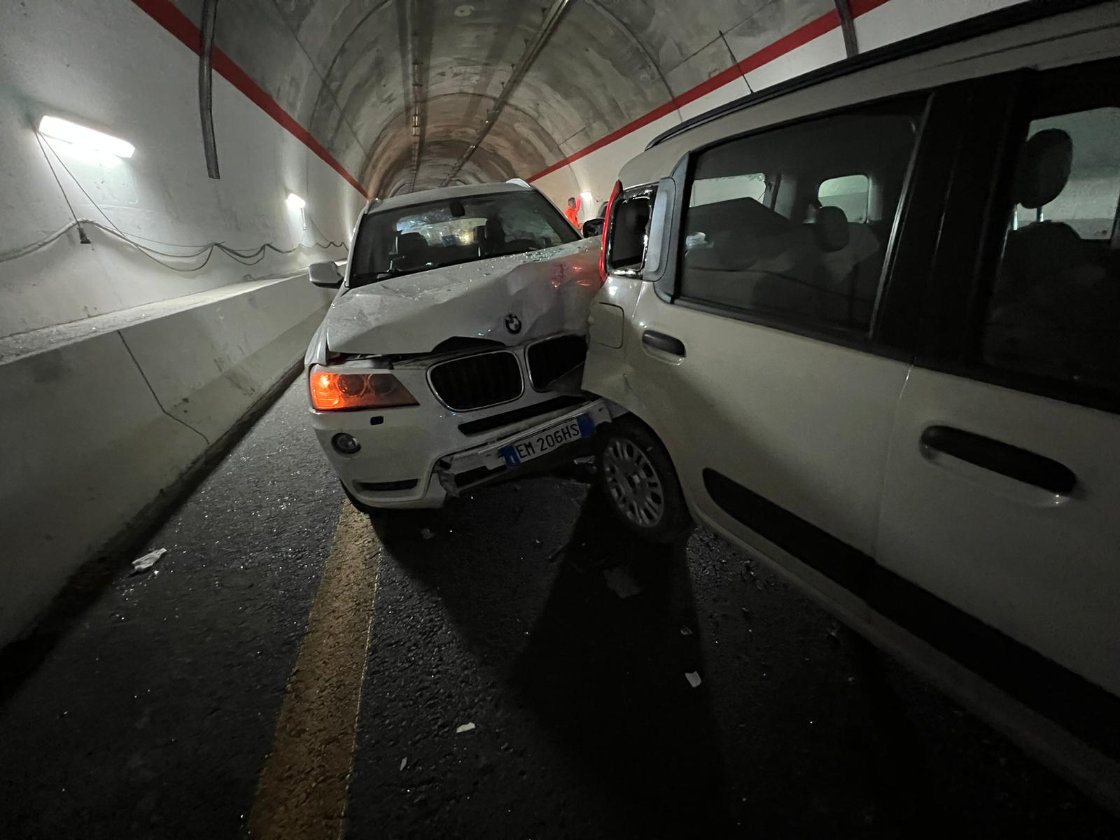 In Sicilia scontro in galleria sulla Ss640: 5 auto coinvolte e panico tra gli automobilisti