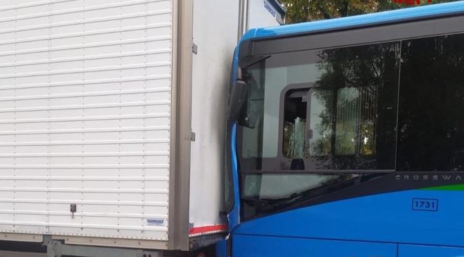 Autobus con 20 persone a bordo tampona  camion: autista in codice rosso