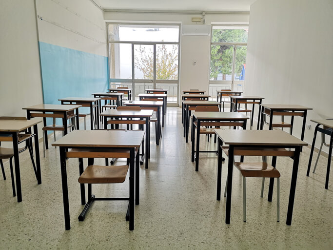 Studenti lo insultano e minacciano in classe: prof finisce in ospedale dopo malore