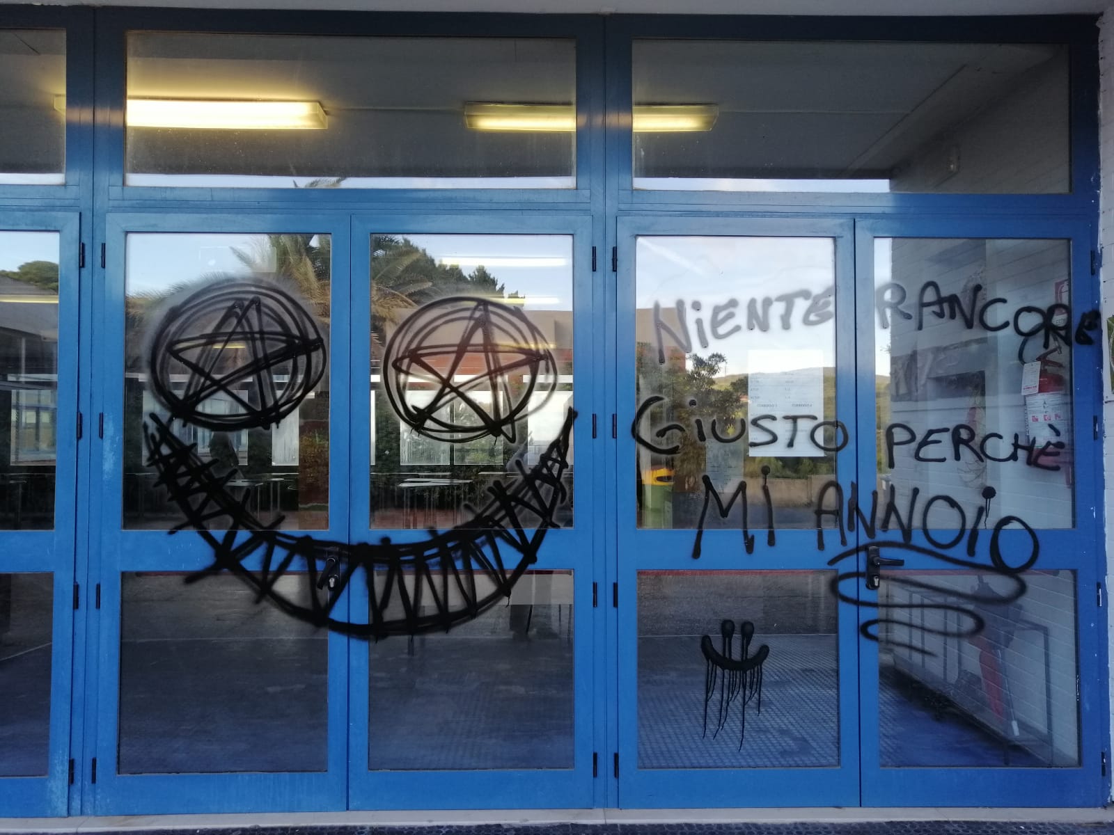 Vandalo imbratta la scuola “Niente rancore, mi annoio”, il preside: “Vieni a fare Street Art da noi”