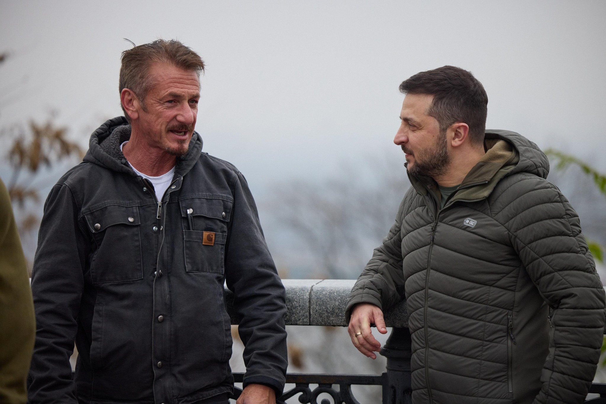 Sean Penn a Kiev, l’attore dona l’Oscar a Zelensky