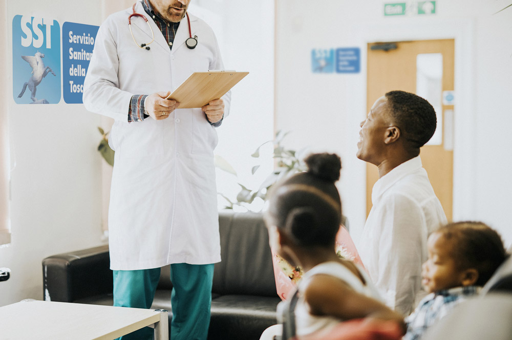 Migranti, per il 49% degli italiani è giusto curarli gratis