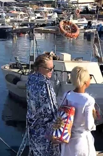 Mel Gibson in osteria, Mick Jagger tra le arance: parata di star e vip in Sicilia