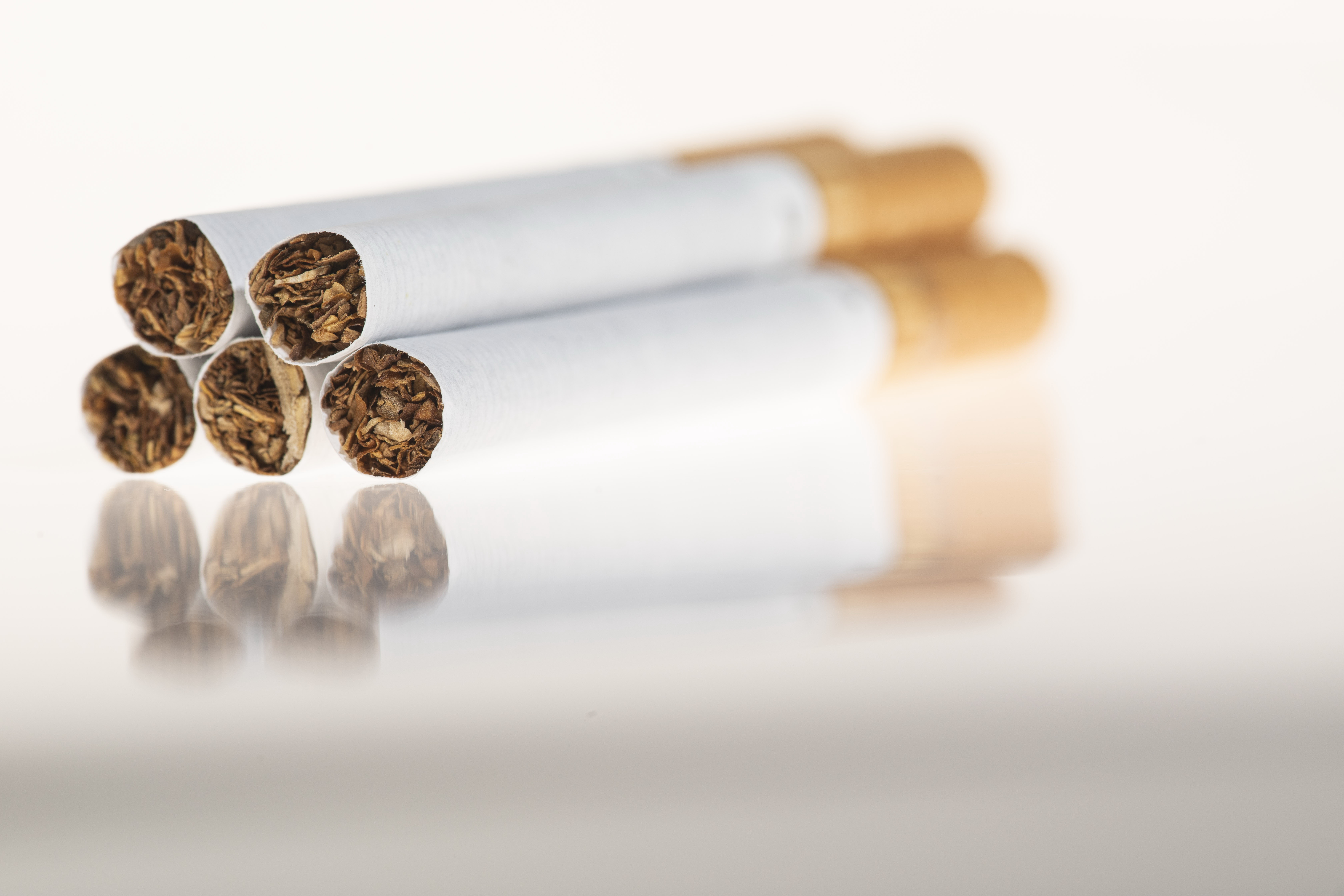 Aumenta il prezzo delle sigarette, ecco quanto costeranno: la tabella dei rincari