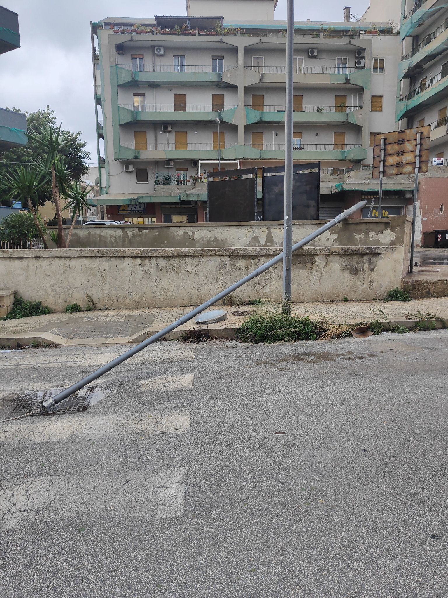 Maltempo in Sicilia: mare in tempesta e danni da Catania a Siracusa, isolate le Eolie