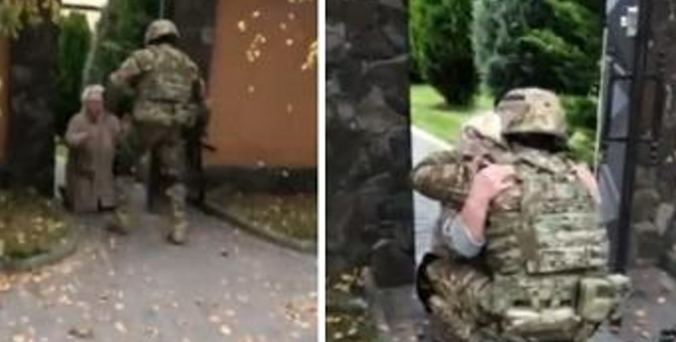 Ucraina, nonna in ginocchio abbraccia il nipote soldato: Il video fa il giro del mondo