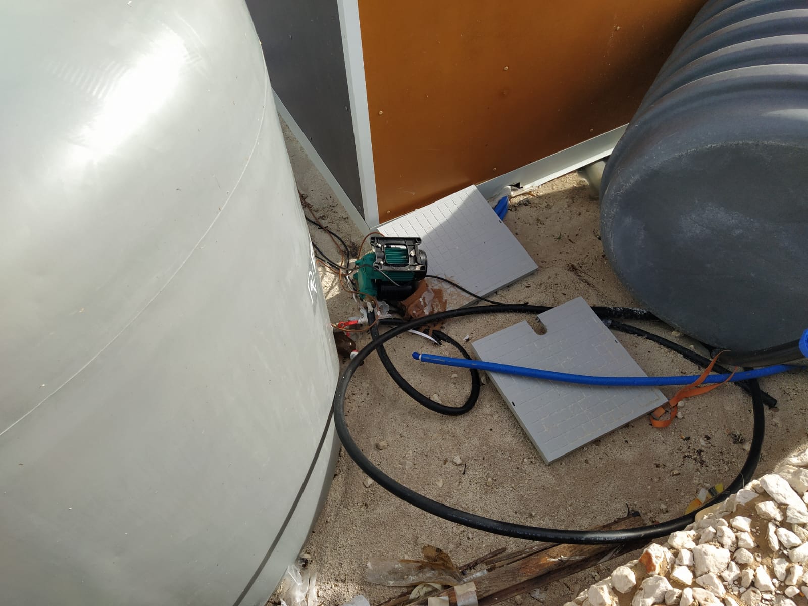 Galleria foto 'Vandali in azione a Mazara, danni alla stazione marittima' - foto 1