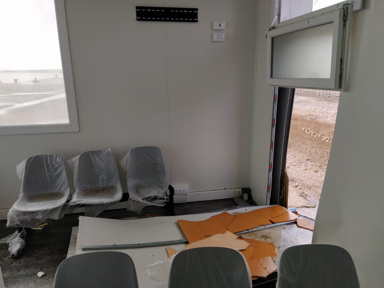 Vandali in azione a Mazara, danni alla stazione marittima