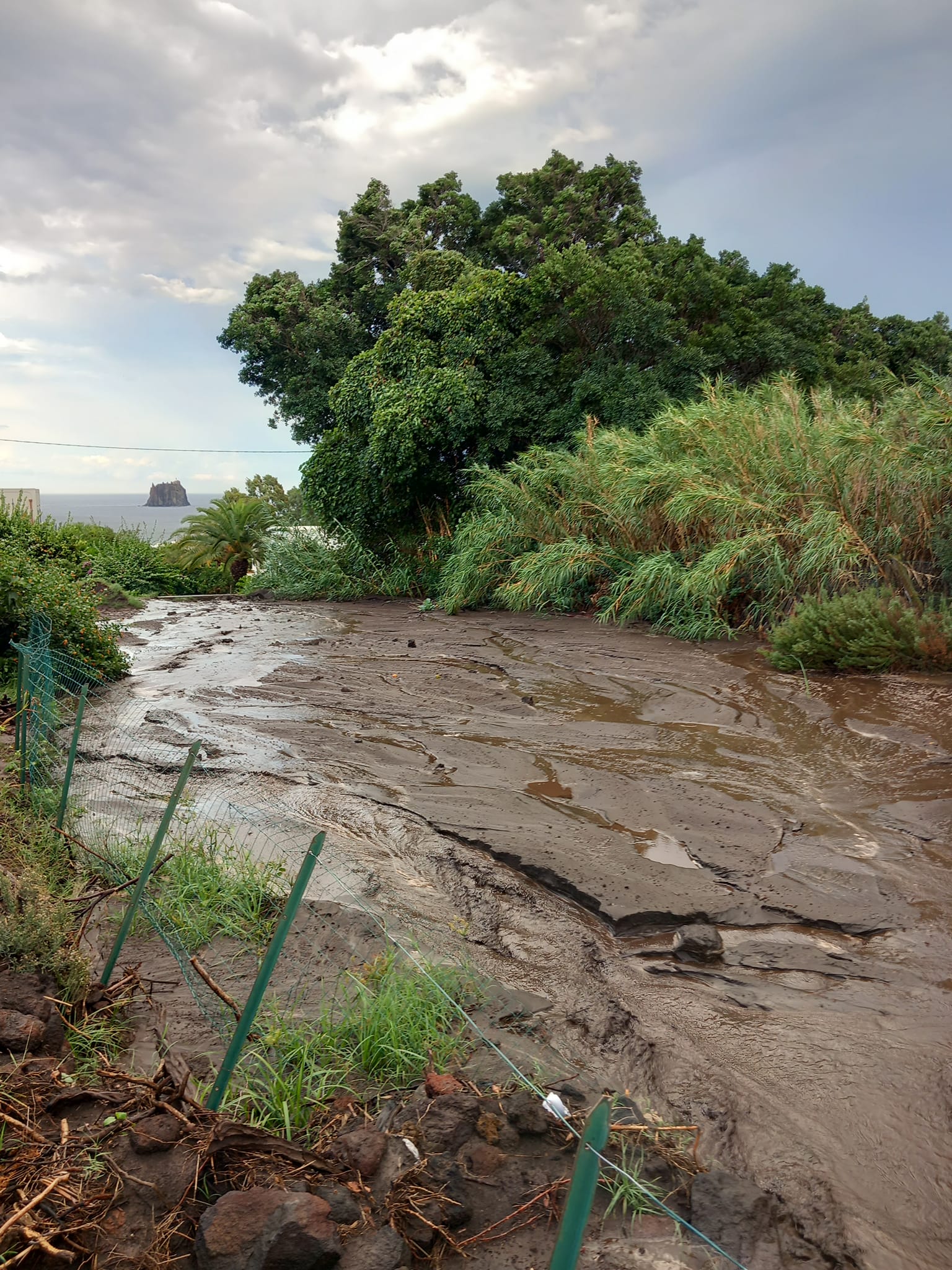 Galleria foto 'Maltempo, a Stromboli tornano le colate di fango e la rabbia: scene impressionanti' - foto 6