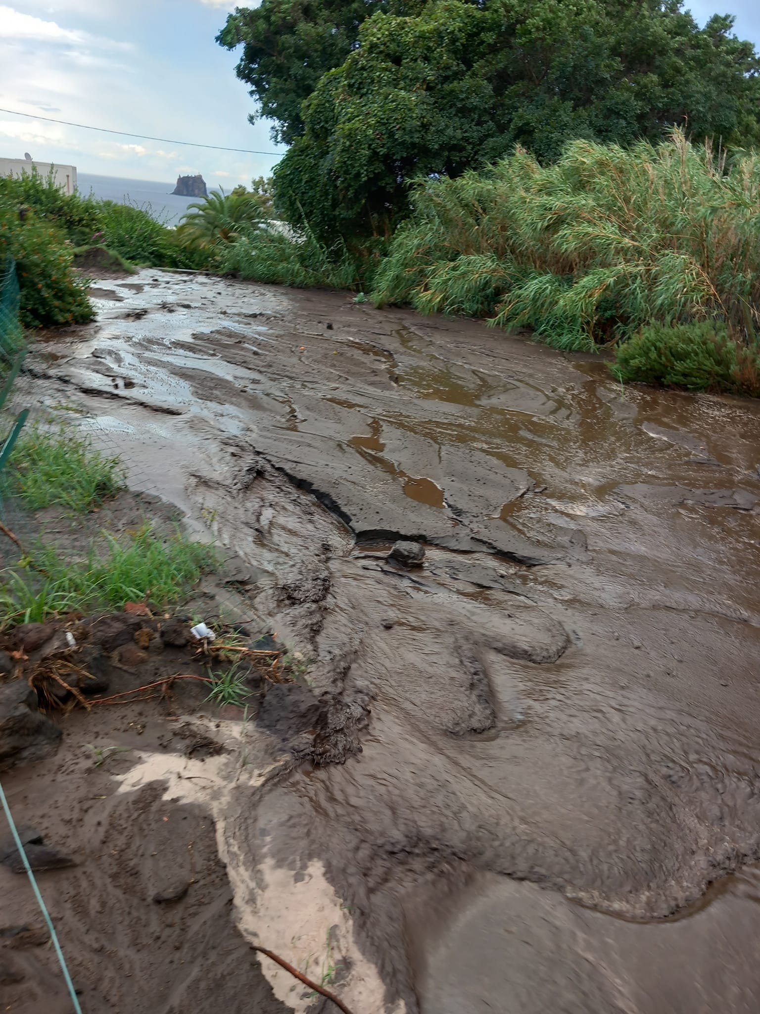 Maltempo, a Stromboli tornano le colate di fango e la rabbia: scene impressionanti Maltempo, a Stromboli tornano le colate di fango e la rabbia: scene impressionanti
