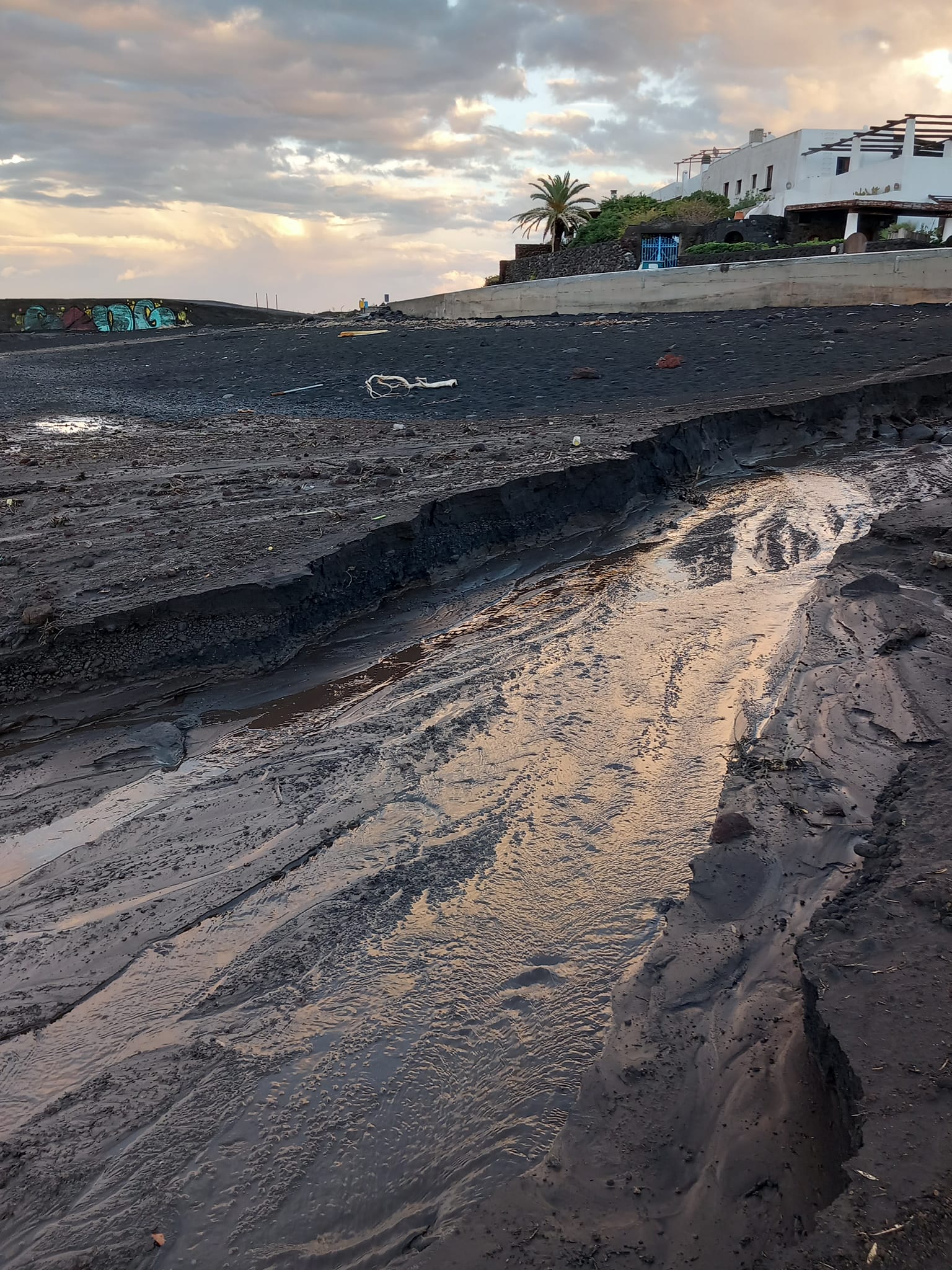 Maltempo, a Stromboli tornano le colate di fango e la rabbia: scene impressionanti Maltempo, a Stromboli tornano le colate di fango e la rabbia: scene impressionanti