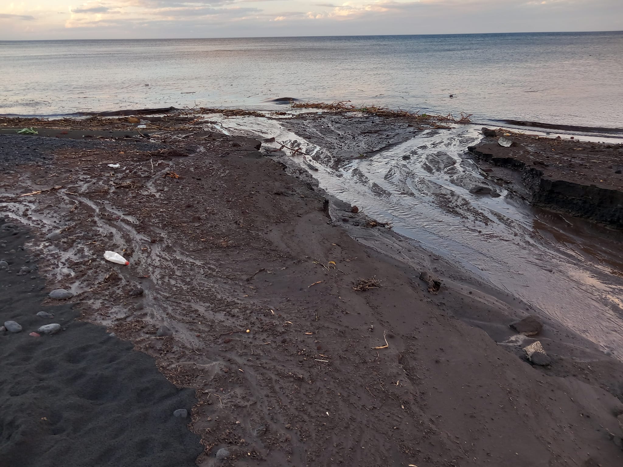 Maltempo, a Stromboli tornano le colate di fango e la rabbia: scene impressionanti Maltempo, a Stromboli tornano le colate di fango e la rabbia: scene impressionanti