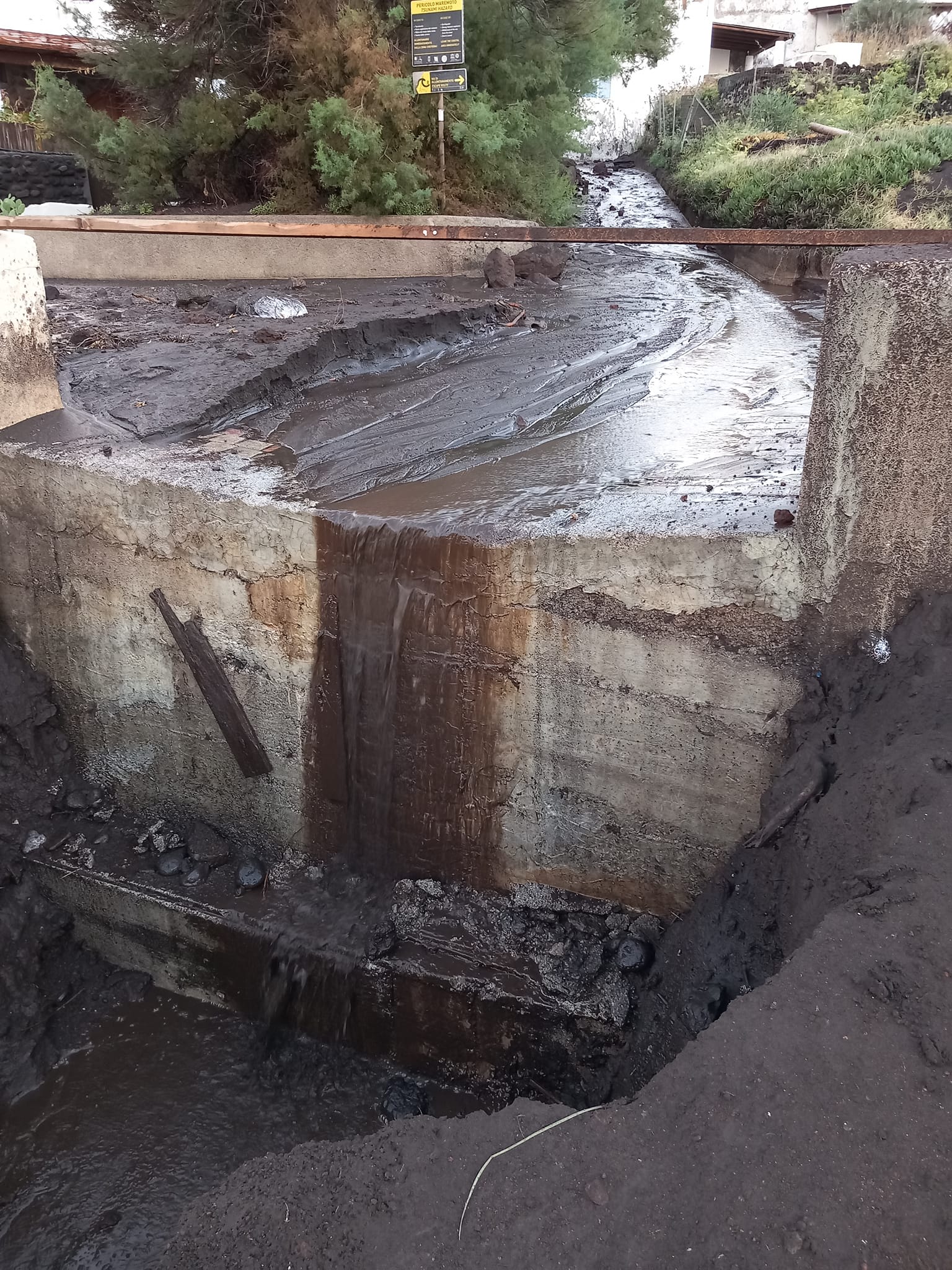Maltempo, a Stromboli tornano le colate di fango e la rabbia: scene impressionanti Maltempo, a Stromboli tornano le colate di fango e la rabbia: scene impressionanti