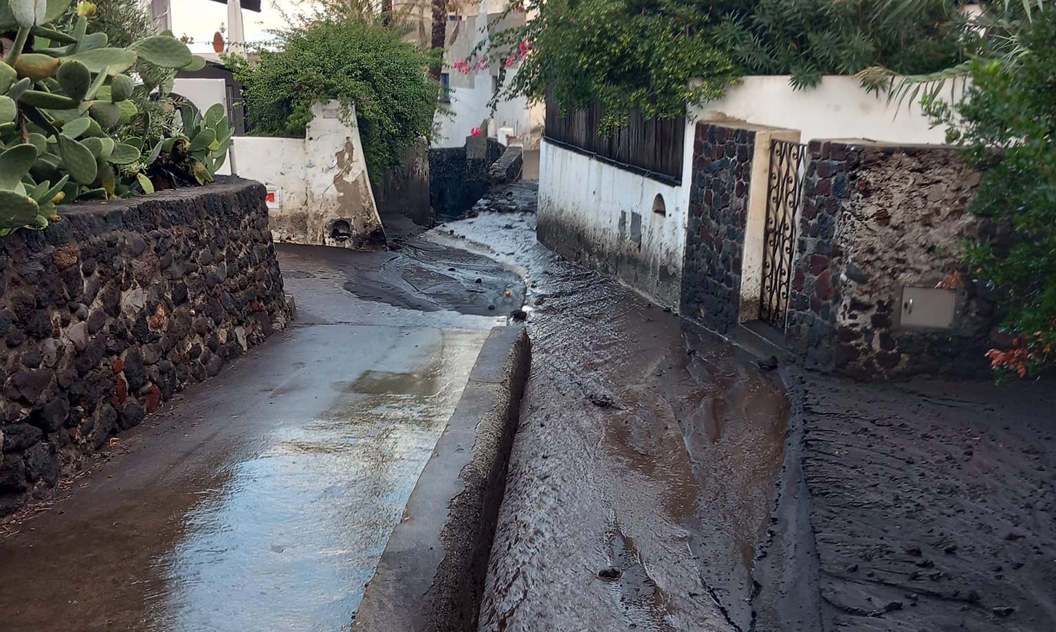 Stromboli, nuova bomba d’acqua mette in ginocchio l’isola