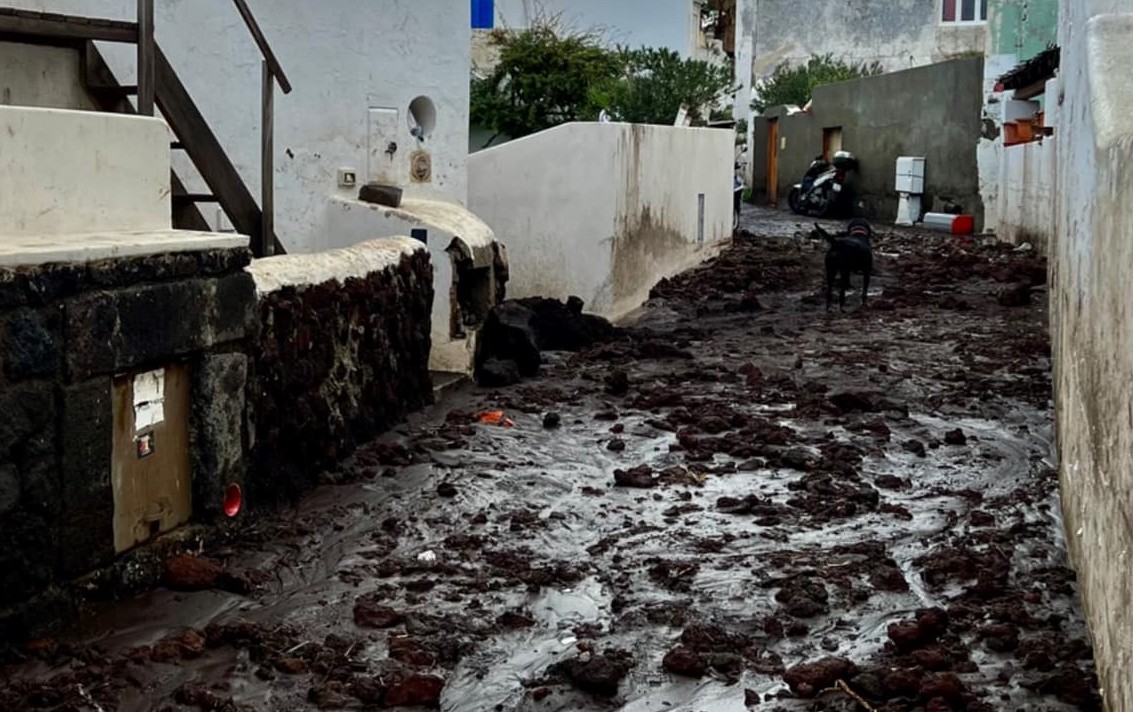 Maltempo, a Stromboli tornano le colate di fango e la rabbia: scene impressionanti Maltempo, a Stromboli tornano le colate di fango e la rabbia: scene impressionanti